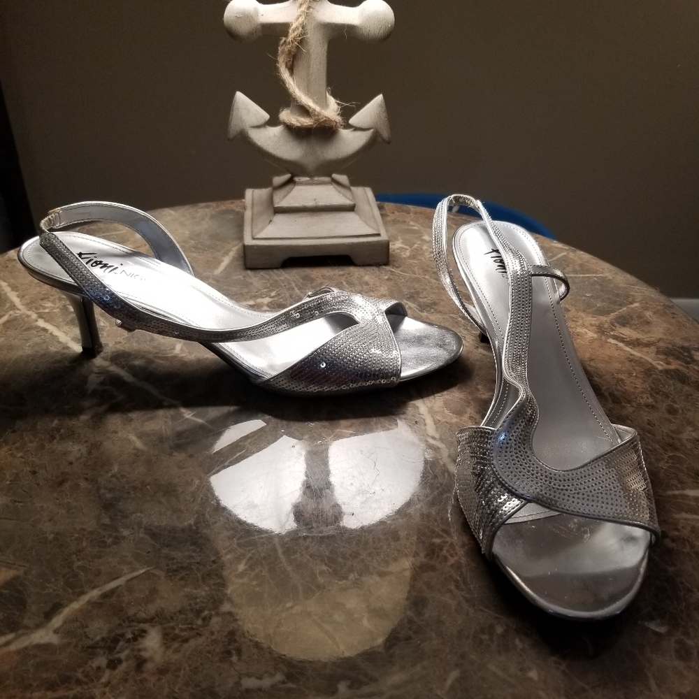Silver sparkly dress shoes. Size 11